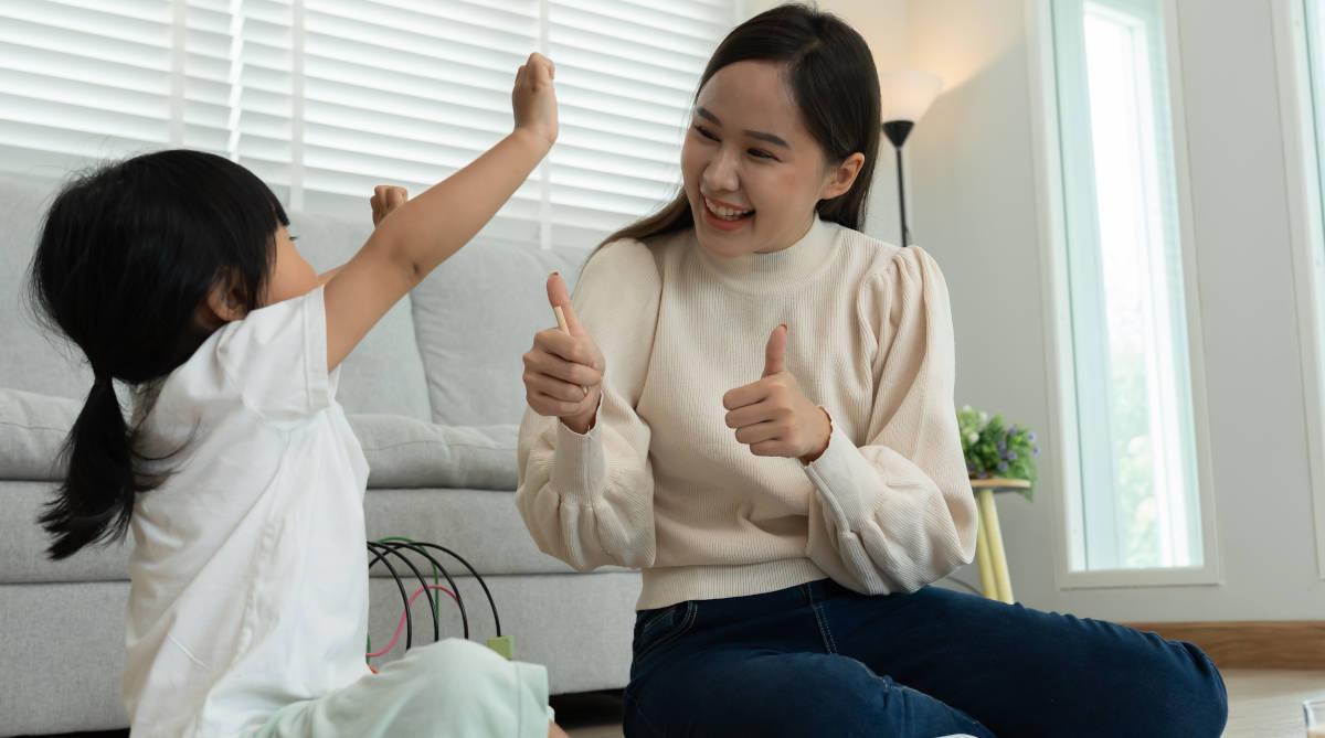 Ibu sedang memberikan pujian ke anak