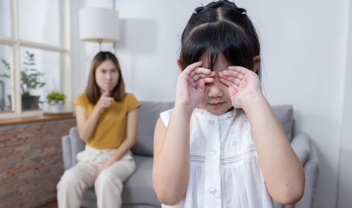 Ibu sedang memarahi anak