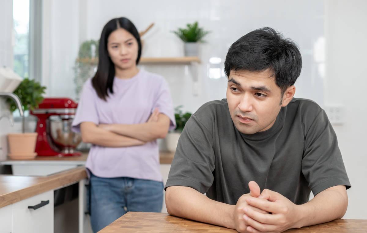 Pasangan suami istri saling mendiamkan