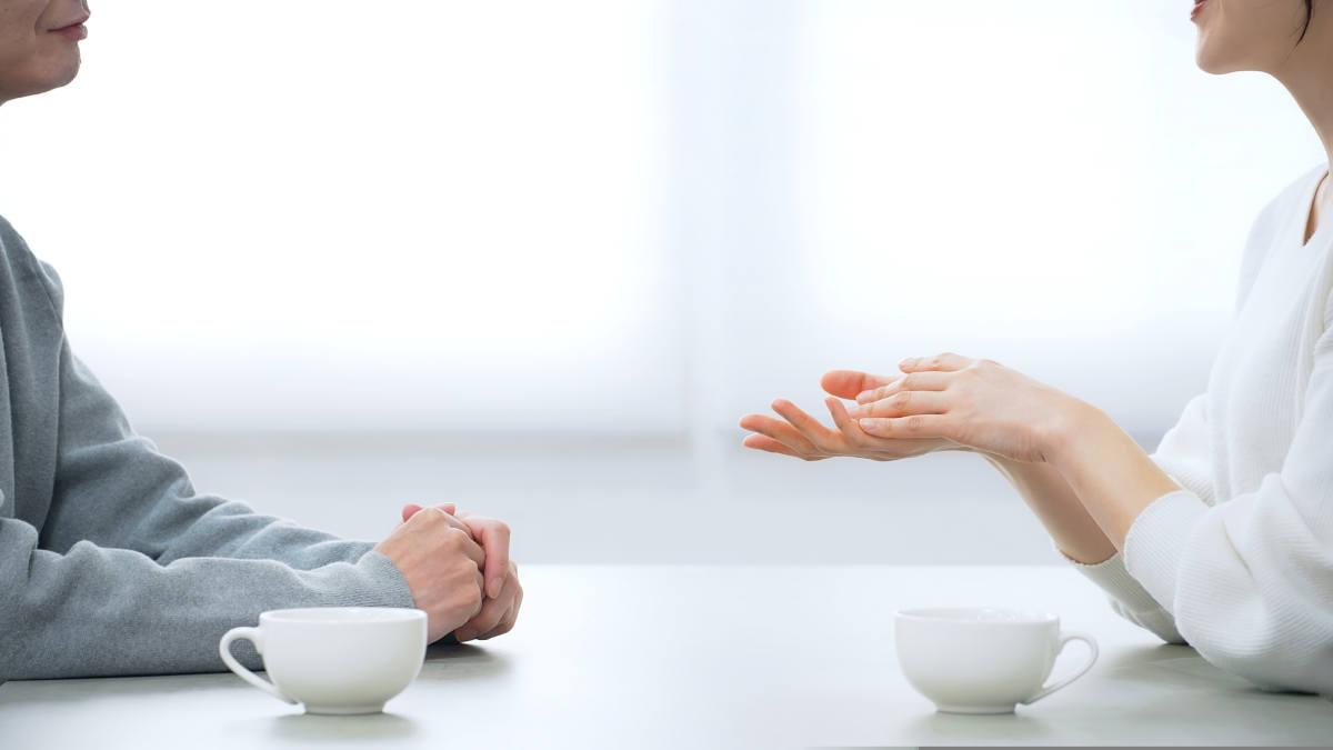 Passangan suami istri sedang deep talk