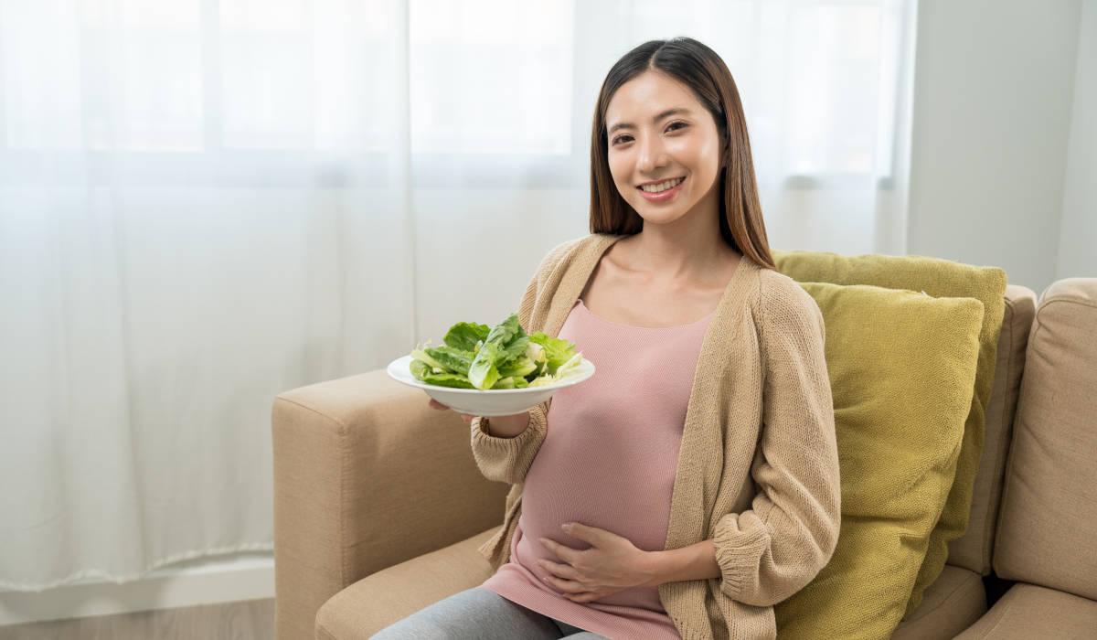 Ibu hamil makan makanan sehat