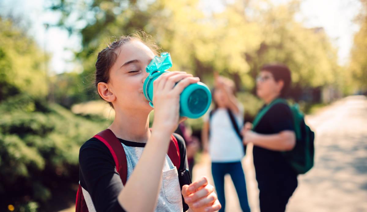 Anak sedang minum dari tumblernya